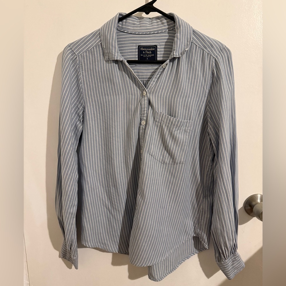 Abercrombie & Fitch flowy Pin Stripe Button Down Shirt 💙🤍